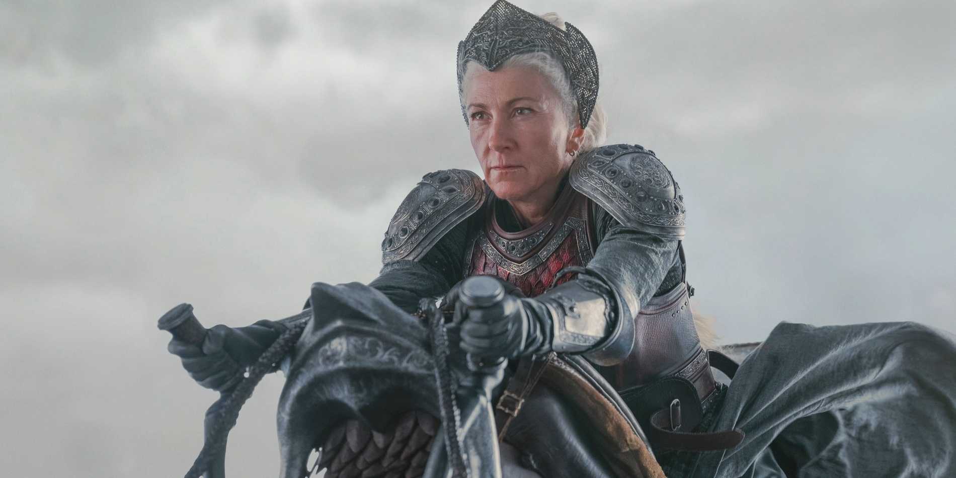 Rhaenys Targaryen (Eve Best) montando a Meleys en la batalla en Rook's Rest en House of the Dragon temporada 2, episodio 4