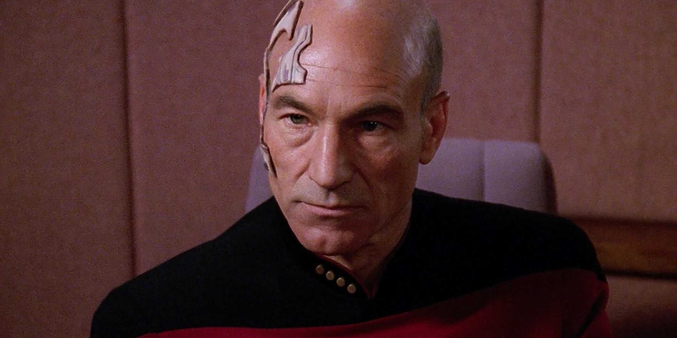 Capitán Jean-Luc Picard (Patrick Stewart) con vendas después de haber sido desasimilado Borg en Lo mejor de ambos mundos Parte 2 TNG