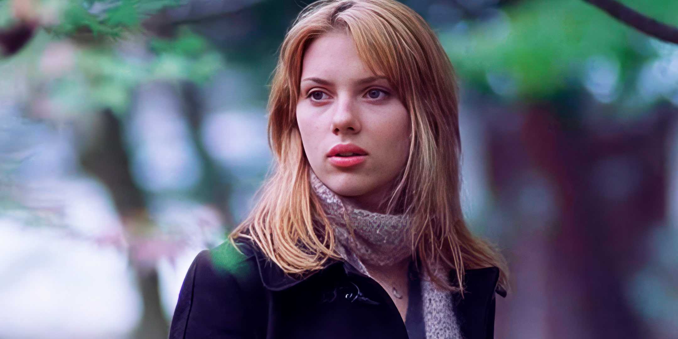 Scarlett Johansson mirando hacia algo en la distancia en Lost in Translation
