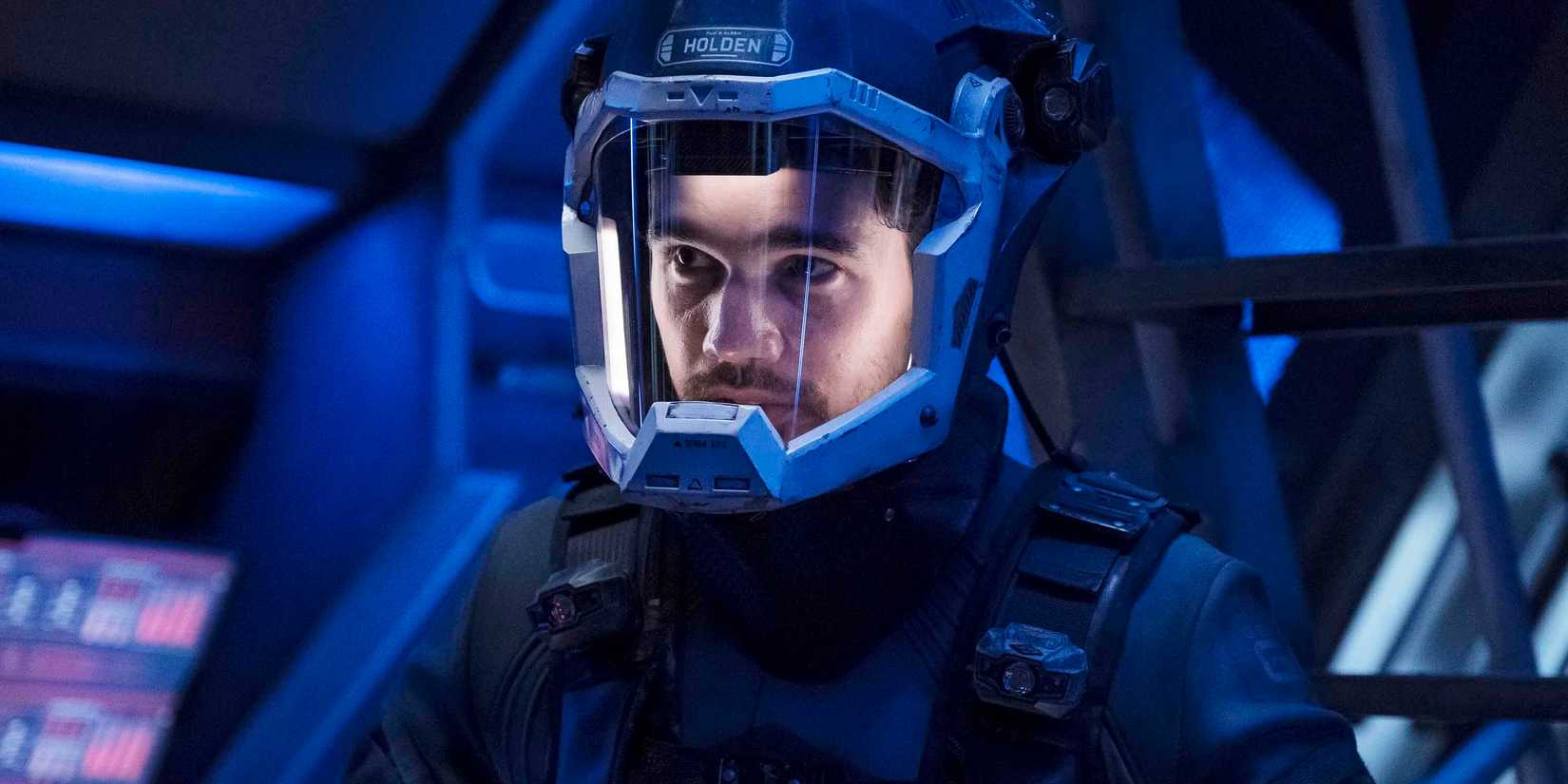 Steven Strait as Jim Holden in The Expanse season 3, episode 2