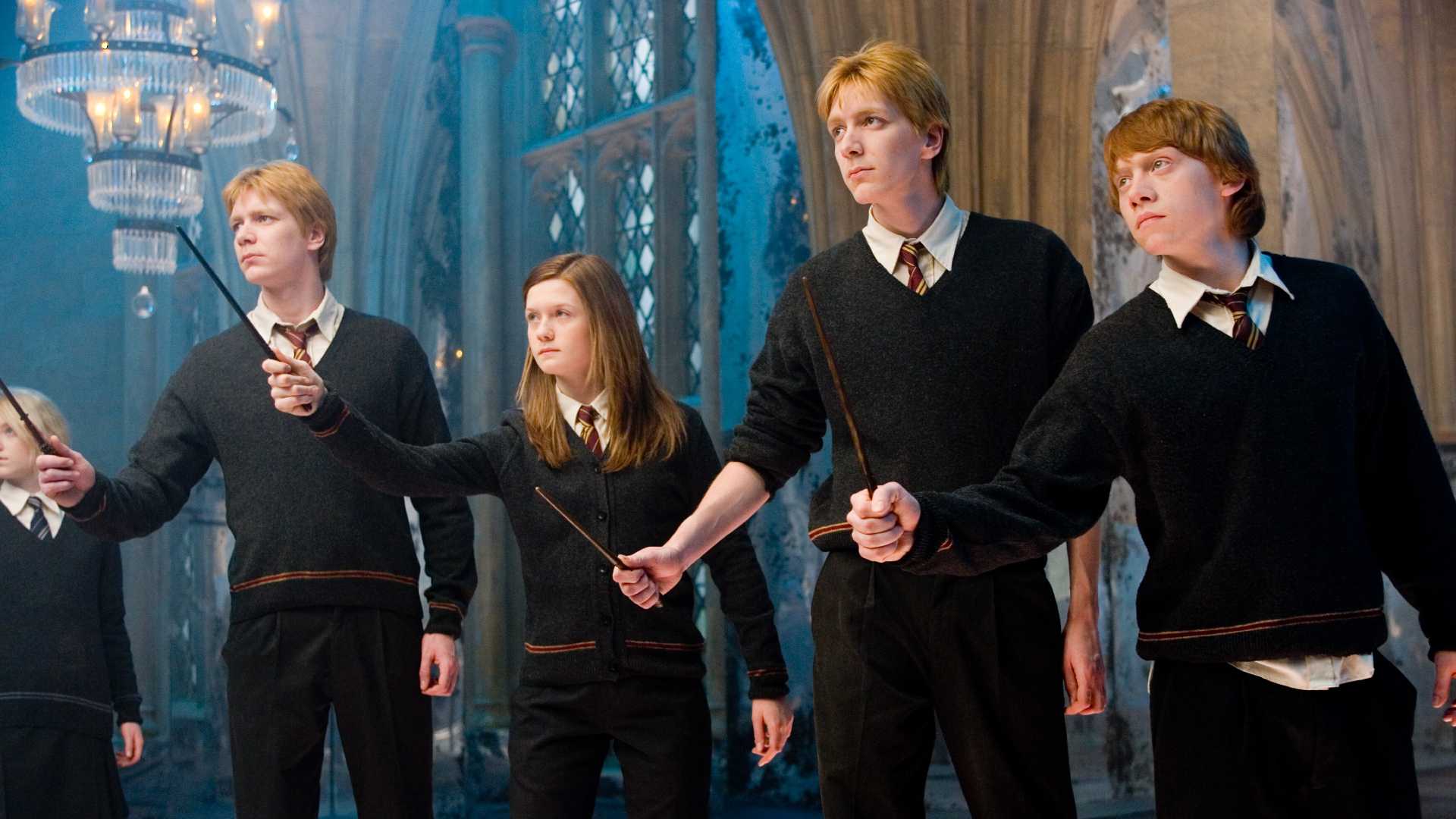 Rupert Grint de Harry Potter y la Orden del Fénix como Ron Weasley, Bonnie Wright como Ginny Weasley, Oliver Phelps como George Weasley y James Phelps como Fred Weasley