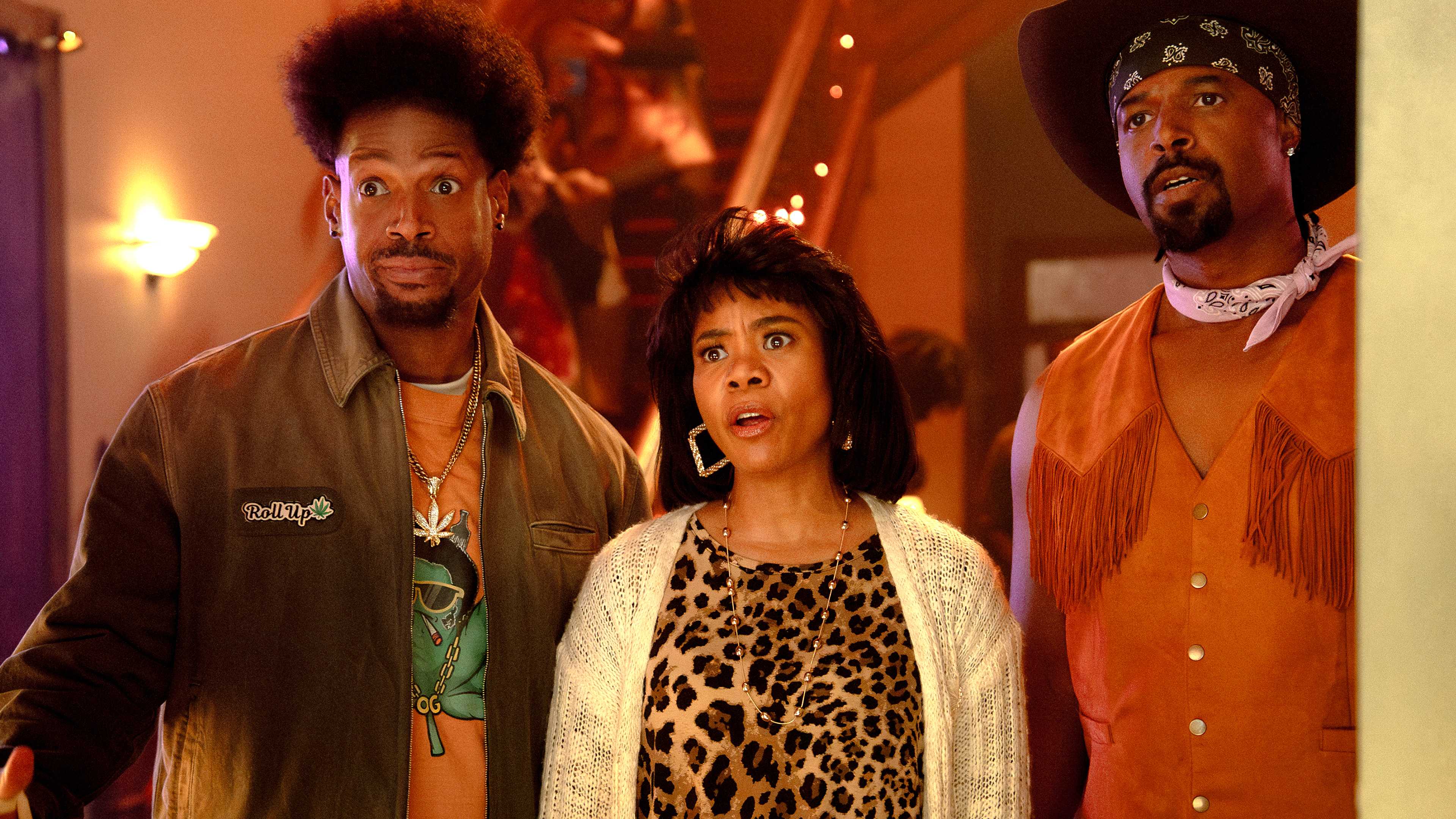 Shorty de Marlon Wayans, Brenda de Regina Hall y Ray de Shawn Wayans mirando sorprendidos a alguien en la puerta principal en Scary Movie