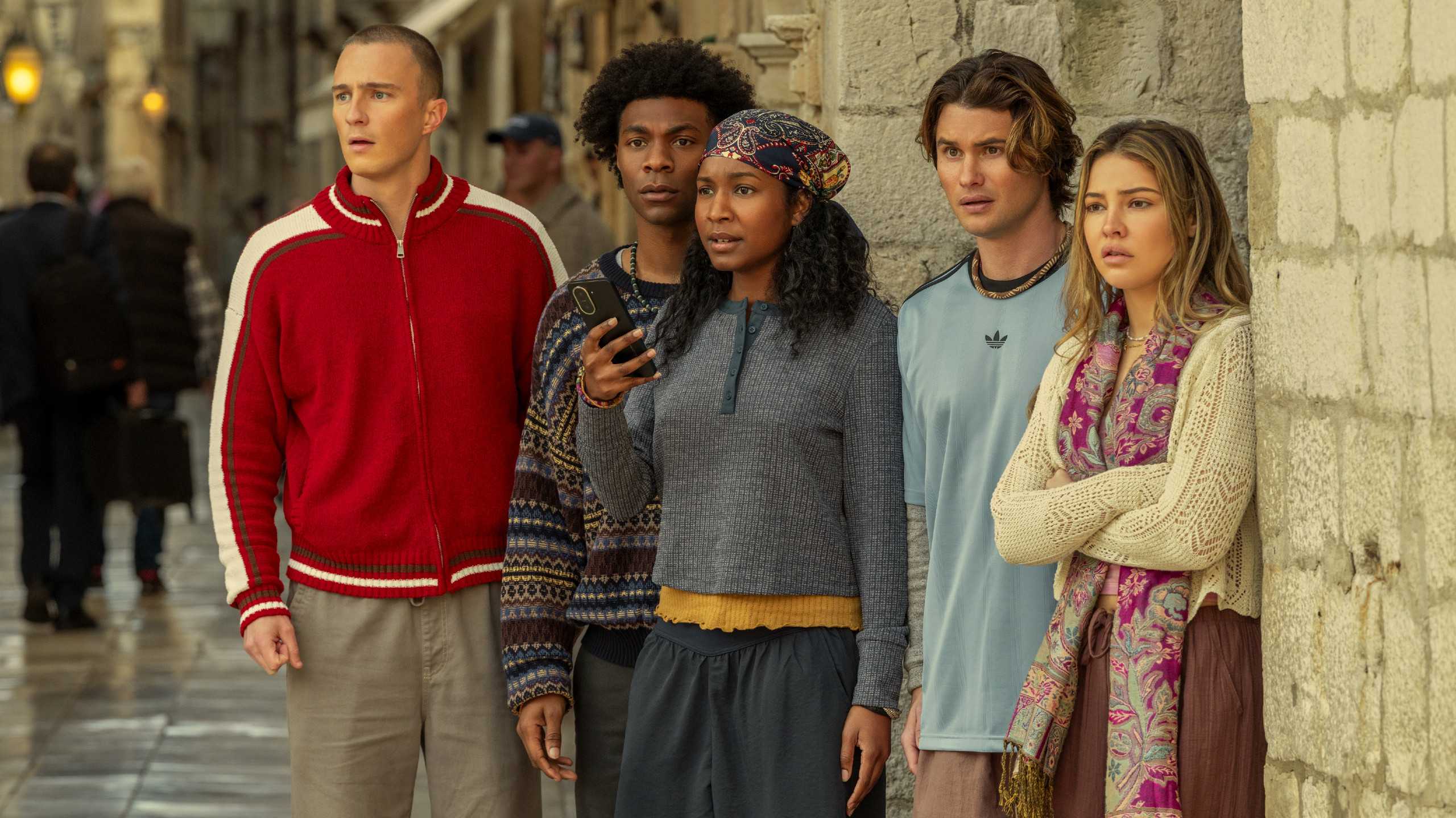 (De izquierda a derecha) Drew Starkey como Rafe, Jonathan Daviss como Pope, Carlacia Grant como Cleo, Chase Stokes como John B, Madelyn Cline como Sarah Cameron en el episodio 502 de Outer Banks