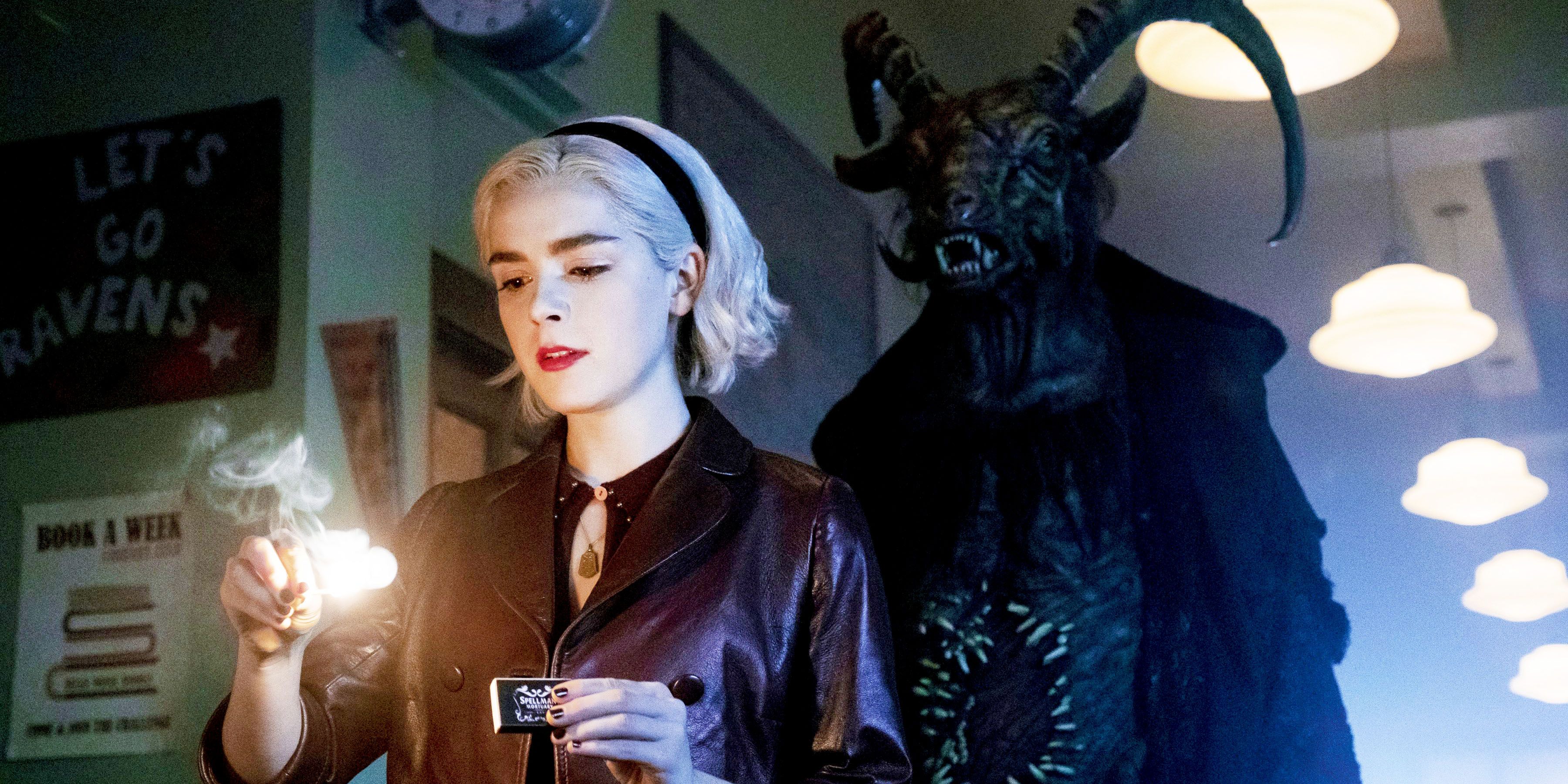 Sabrina che accende un fiammifero con Satana alle sue spalle