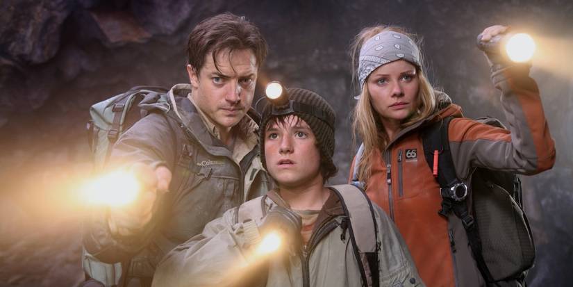 Brendan Fraser, Josh Hutcherson, Anita Briem com lanternas em Viagem ao Centro da Terra