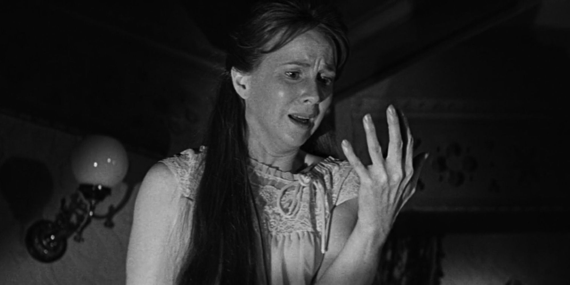 Eleanor looking at her hand in horror in The Haunting (1963)