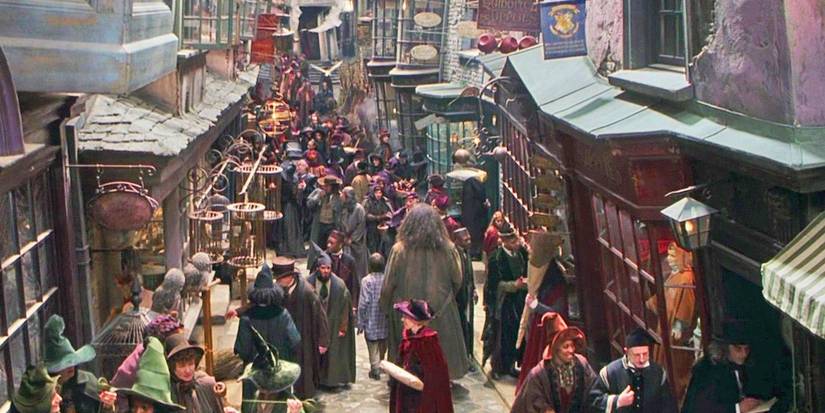 Vista aérea de Diagon Alley com uma grande multidão nas ruas.