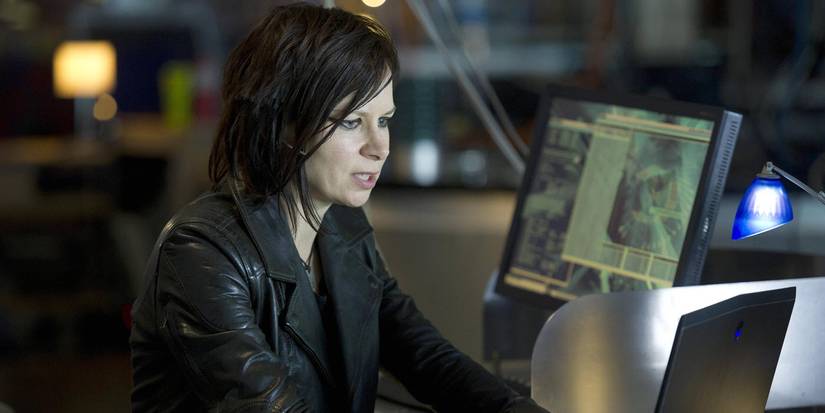 Mary Lynn Rajskub as Chloe O'Brian looking at a monitor on 24