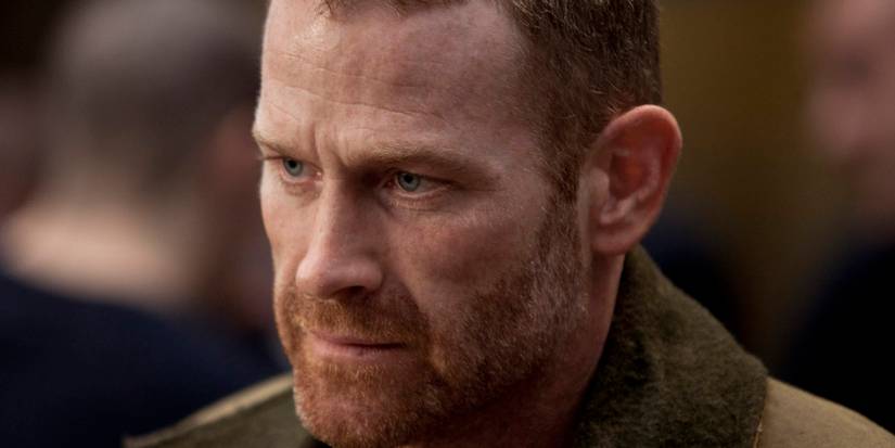 Max Martini em uniforme de bombeiro em Chicago Fire.