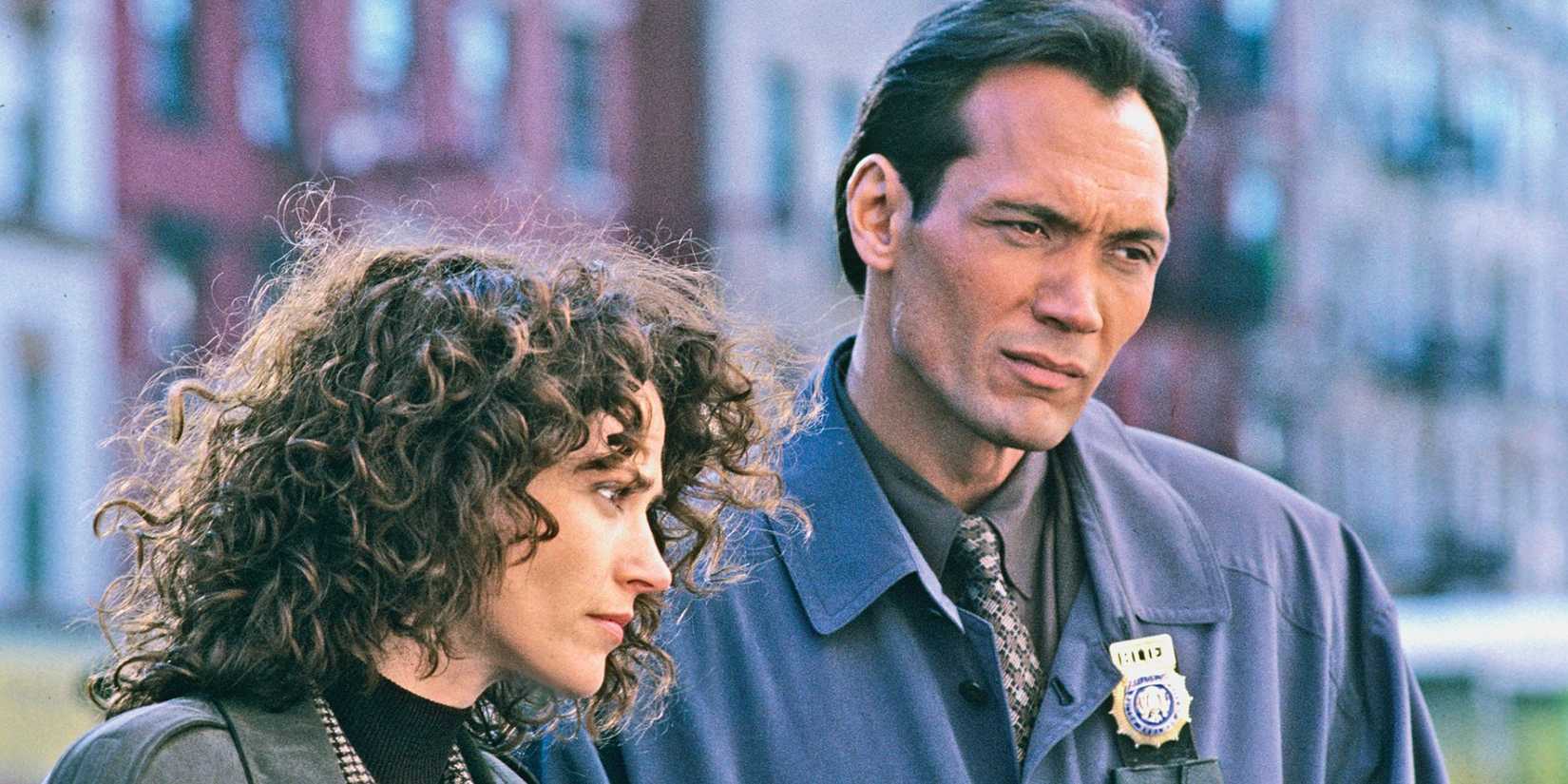 Simone (Jimmy Smits) and Janice (Amy Brenneman) outside in front of a brownstone studio lot in the NYPD Blue TV series