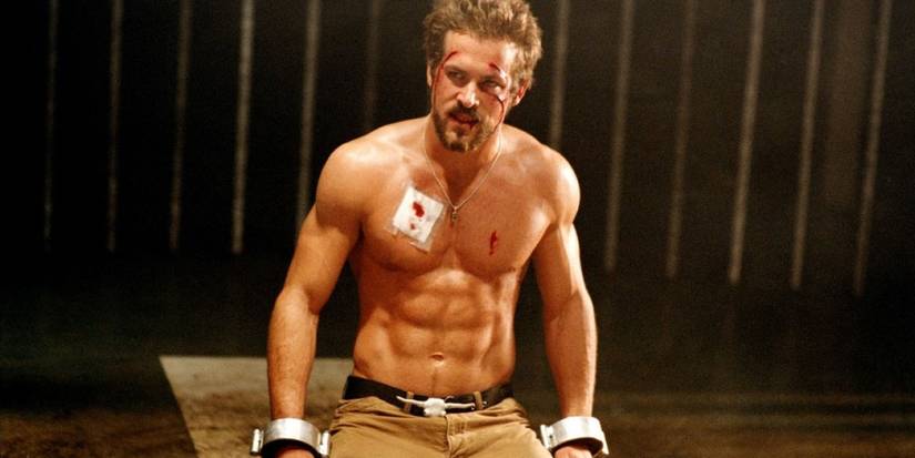 Ryan Reynolds ferido e ensanguentado como Hannibal King em Blade Trinity