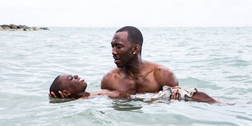 Mahershala Ali segurando Alex Hibbert na água em Moonlight