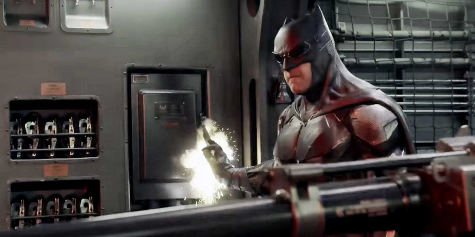 Batman usando seu traje tático e óculos em Liga da Justiça