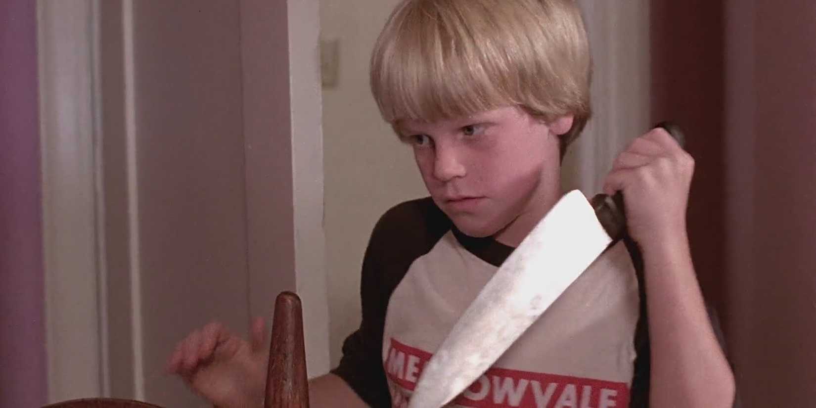 Uma criança segura uma faca de cozinha em Bloody Birthday