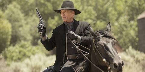 Ed Harris riding a horse and holding a gun in Westworld Season 1 Episode 2