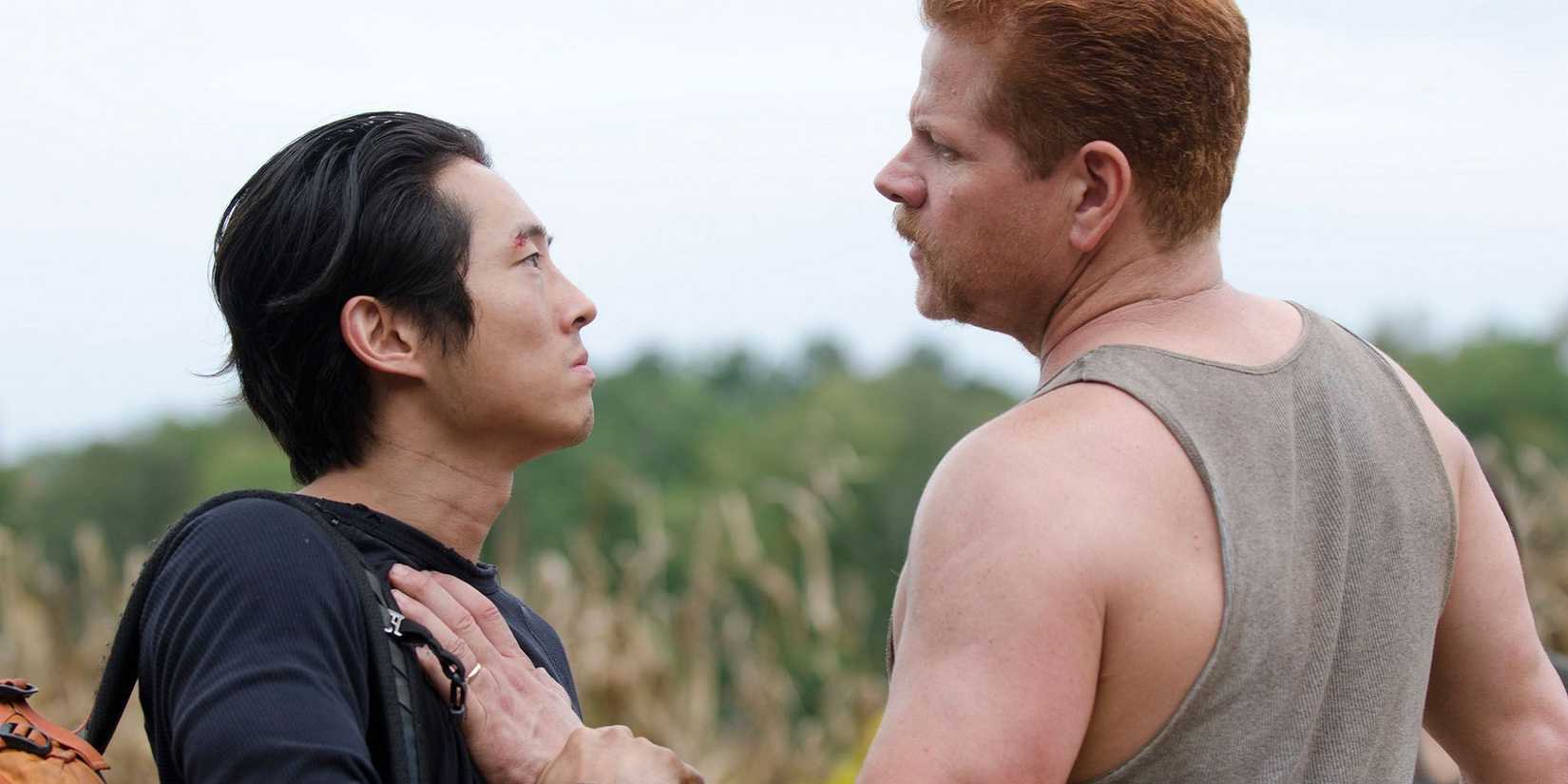 Glenn (Steven Yeun) e Abraham (Michael Cudlitz) lutando em The Walking Dead