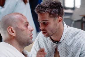 Bruce Willis and Brad Pitt talking in a hospital in Twelve Monkeys.