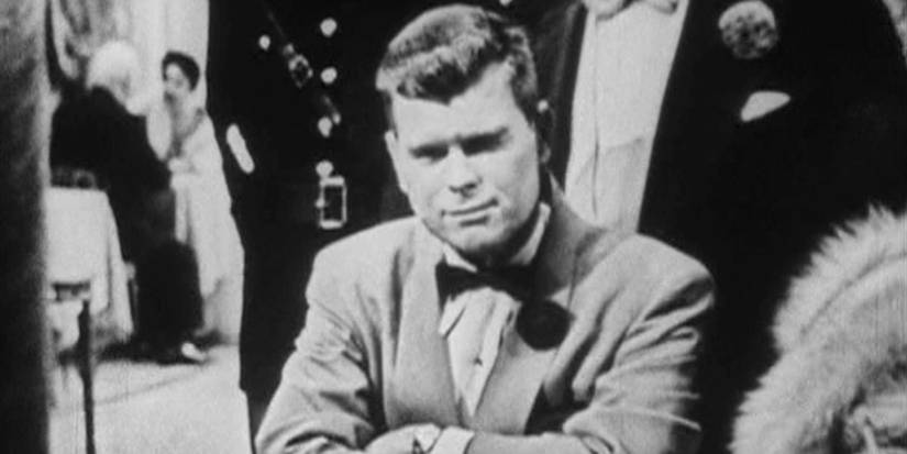 Barry Nelson interpretando James Bond em uma adaptação televisiva.