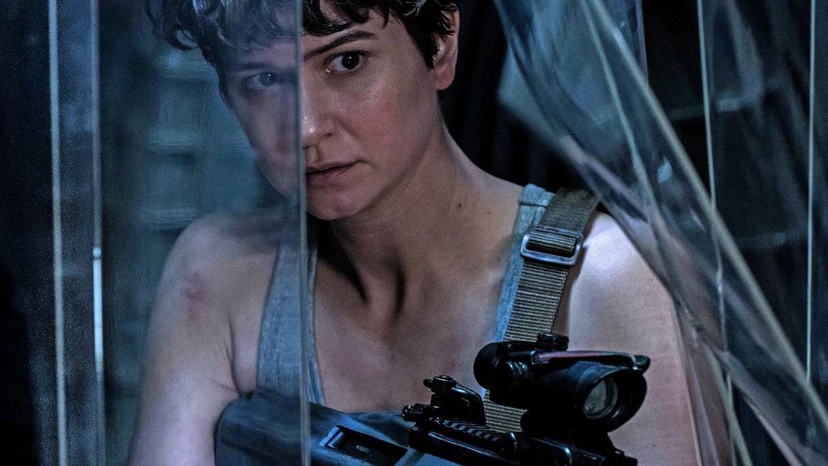 Alien: Covenant Image - Katherine Waterston in Combat