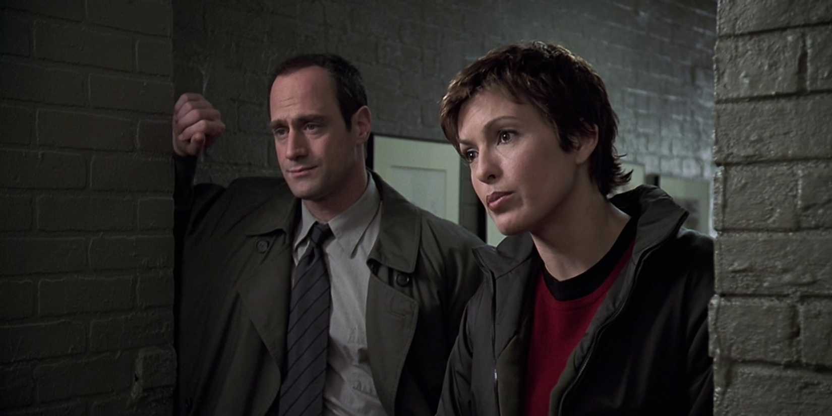 Stabler and Bensen in a doorway in Law and Order: SVU