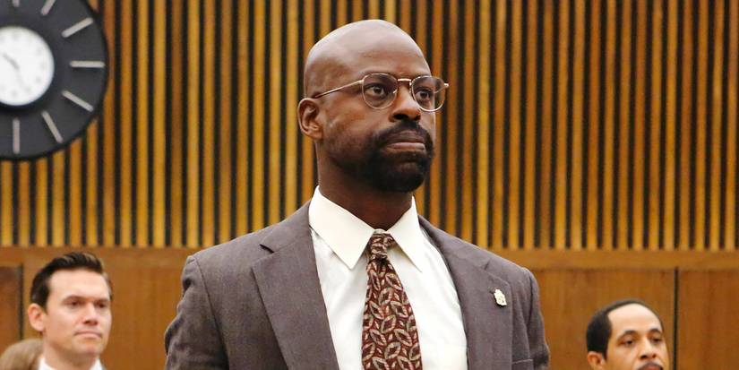 Sterling K. Brown como Christopher Darden se levanta no tribunal em American Crime Story