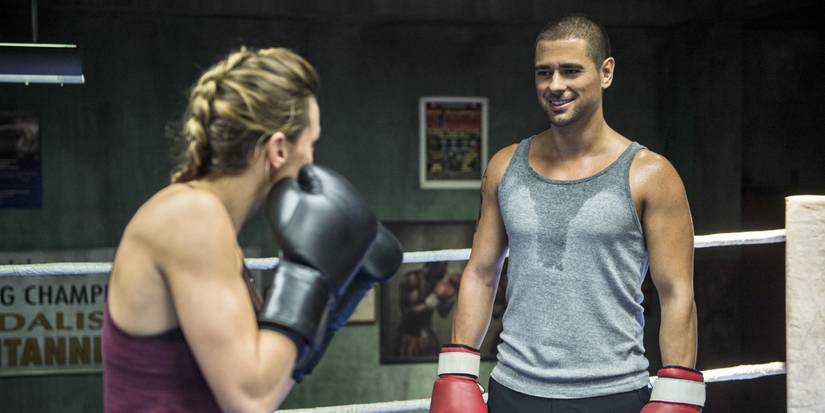 Laurel treinando boxe com Wildcat em Arrow