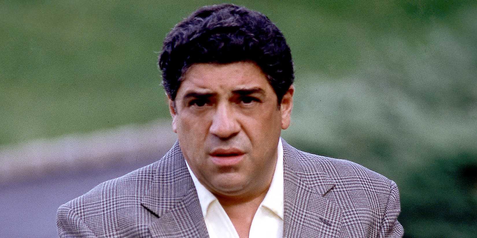 Big Pussy de The Sopranos usando uma jaqueta e camisa.