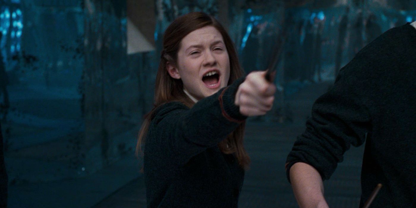 Bonnie Wright como Gina Weasley lança um feitiço em Harry Potter e a Ordem da Fênix