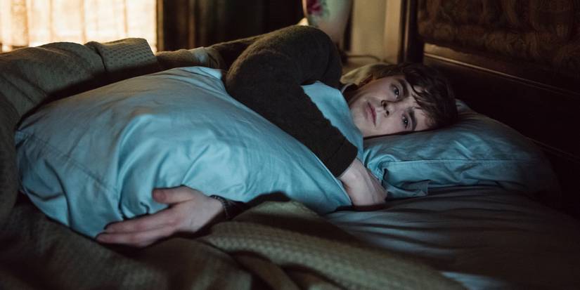 Freddie Highmore como Norman Bates na 5ª temporada de Bates Motel