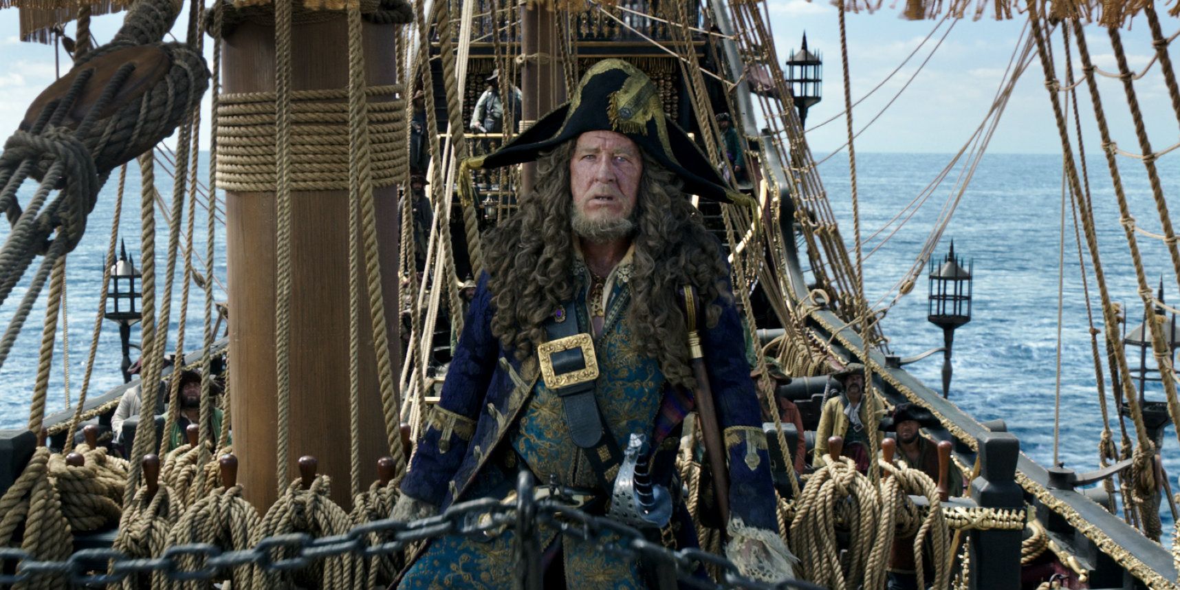 Pirates of the Caribbean 5 - Barbossa (Geoffrey Rush) on the deck of a ship