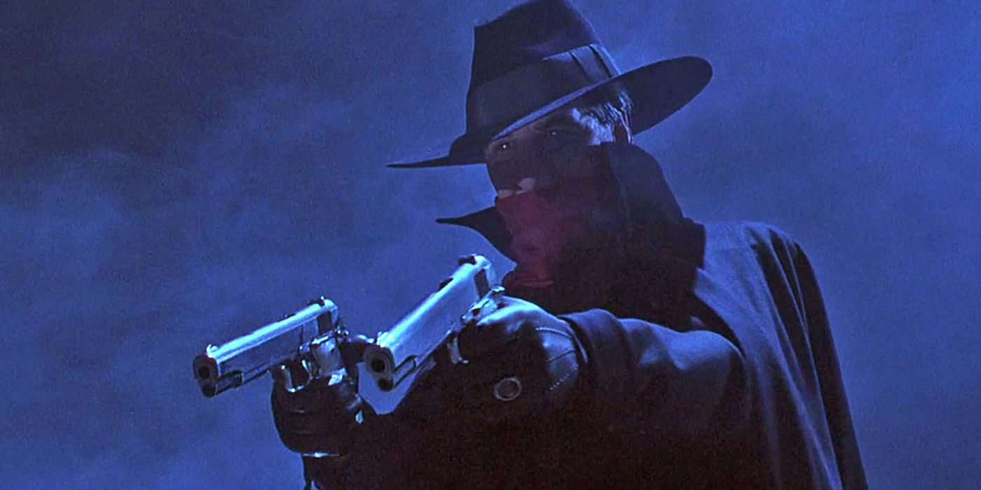 Alec Baldwin punta una pistola nel ruolo de "The Shadow"