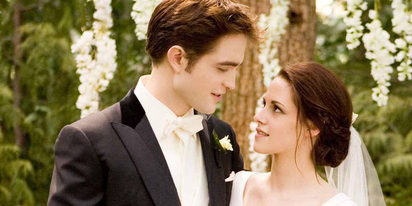 Twilight: 10 Hidden Details About Bella's Costume You Never Noticed Twilight: 10 Hidden Details About Bella's Costume You Never Noticed