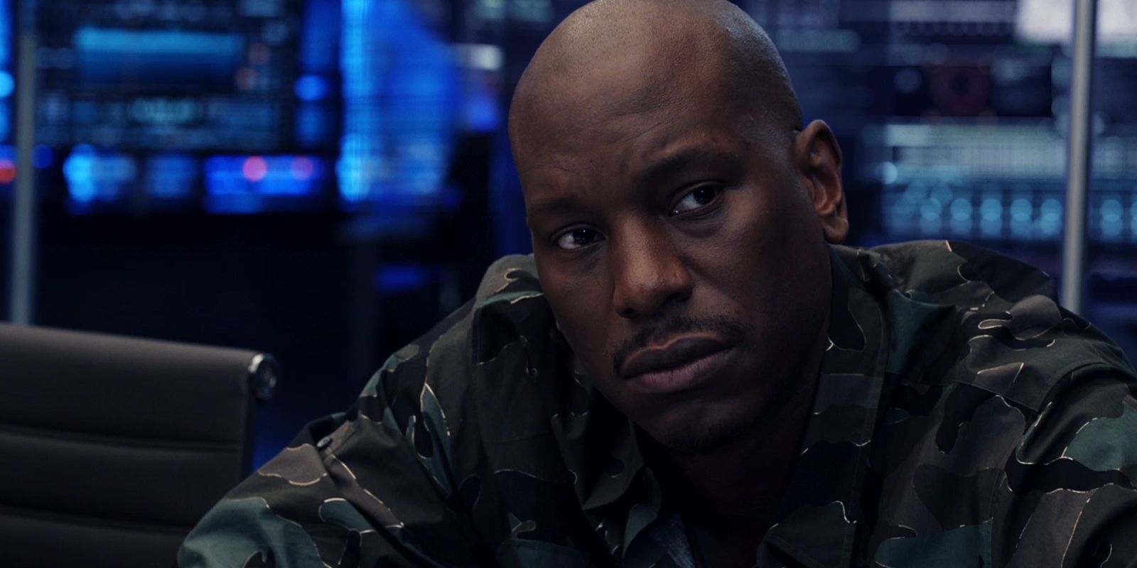 Tyrese Gibson como Roman Pearce olhando de lado em Fate of the Furious