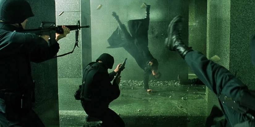 Neo fazendo um movimento de capoeira no lobby de Matrix.