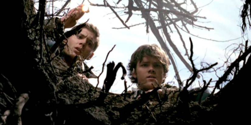 Dean e Sam em cena do episódio Bugs de Supernatural