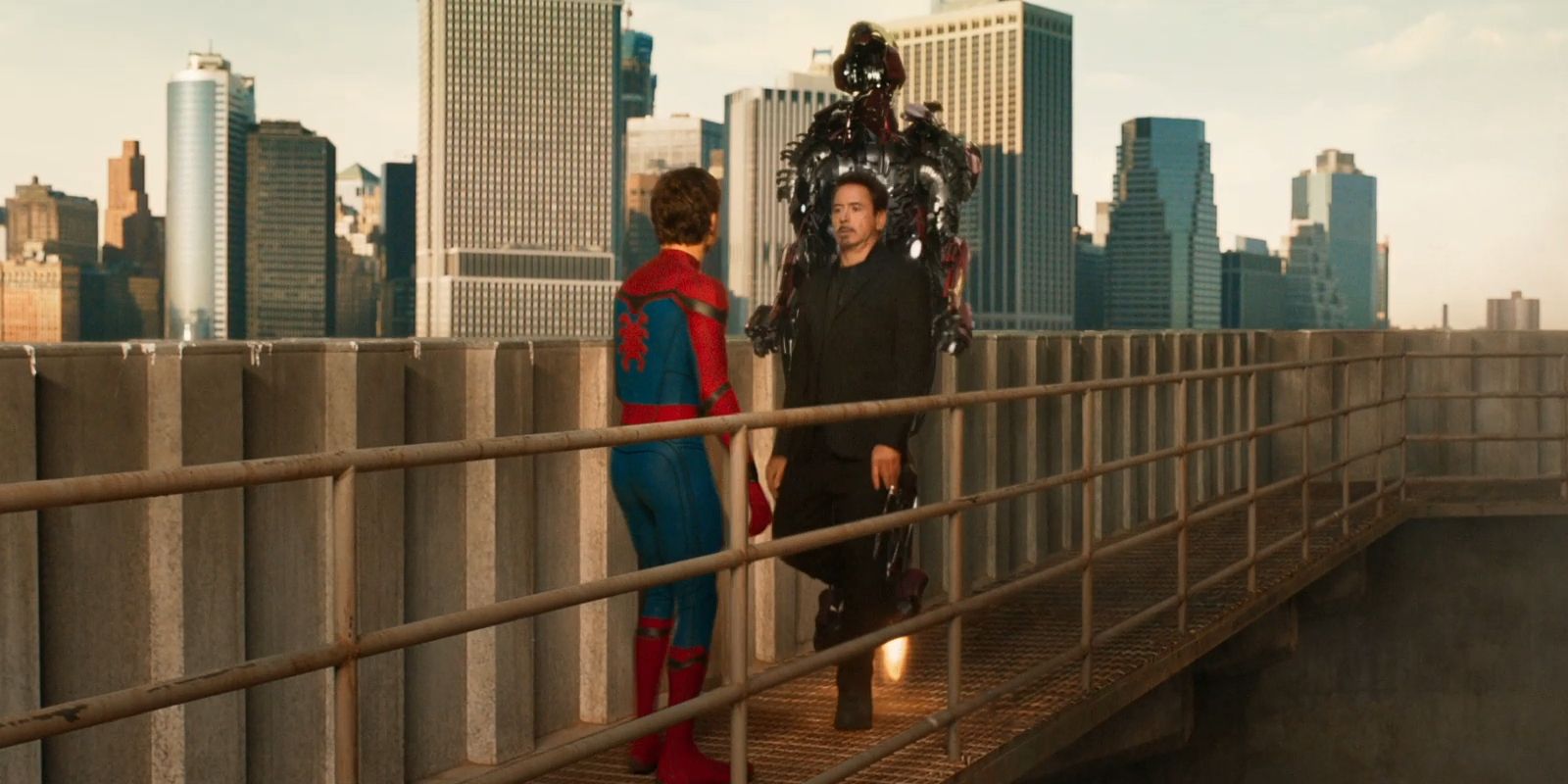 Robert Downey Jr. e Tom Holland como Homem de Ferro e Homem-Aranha falando em um telhado em Homecoming