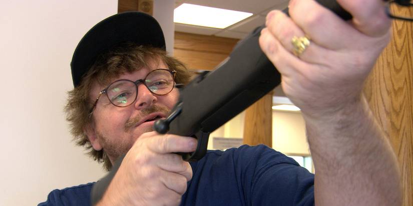 Michael Moore recebe uma arma de graça em um banco em Bowling for Columbine