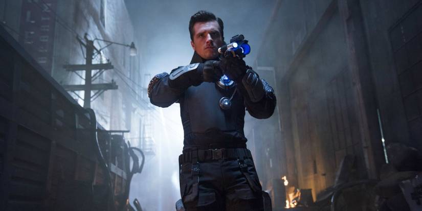 Josh Hutcherson empunhando uma arma em cena de Future Man