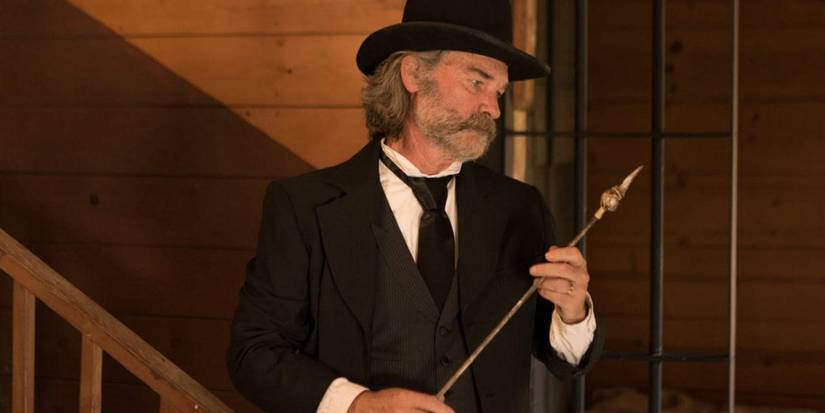 Kurt Russell como o xerife Franklin inspecionando um atiçador de fogo em Bone Tomahawk