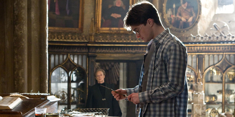 Harry Potter segurando a Varinha das Varinhas no escritório de Dumbledore.