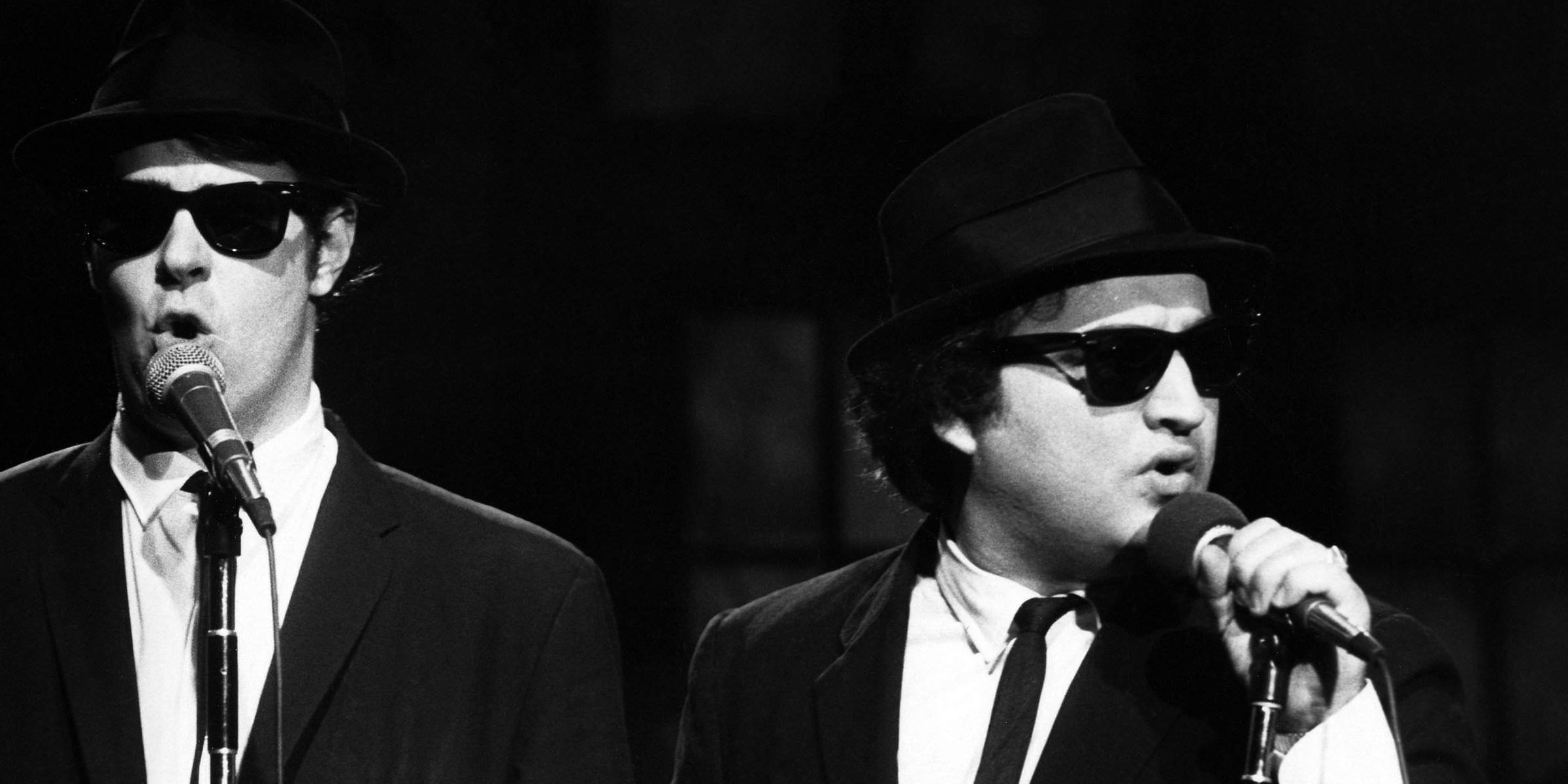 Dan Aykroyd e John Belushi como The Blues Brothers no Saturday Night Live.