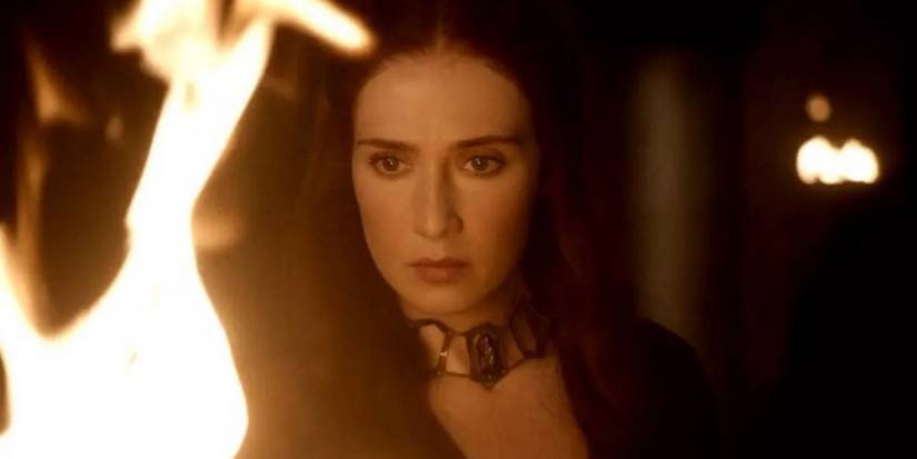 Melisandre olhando para as chamas em Game of Thrones