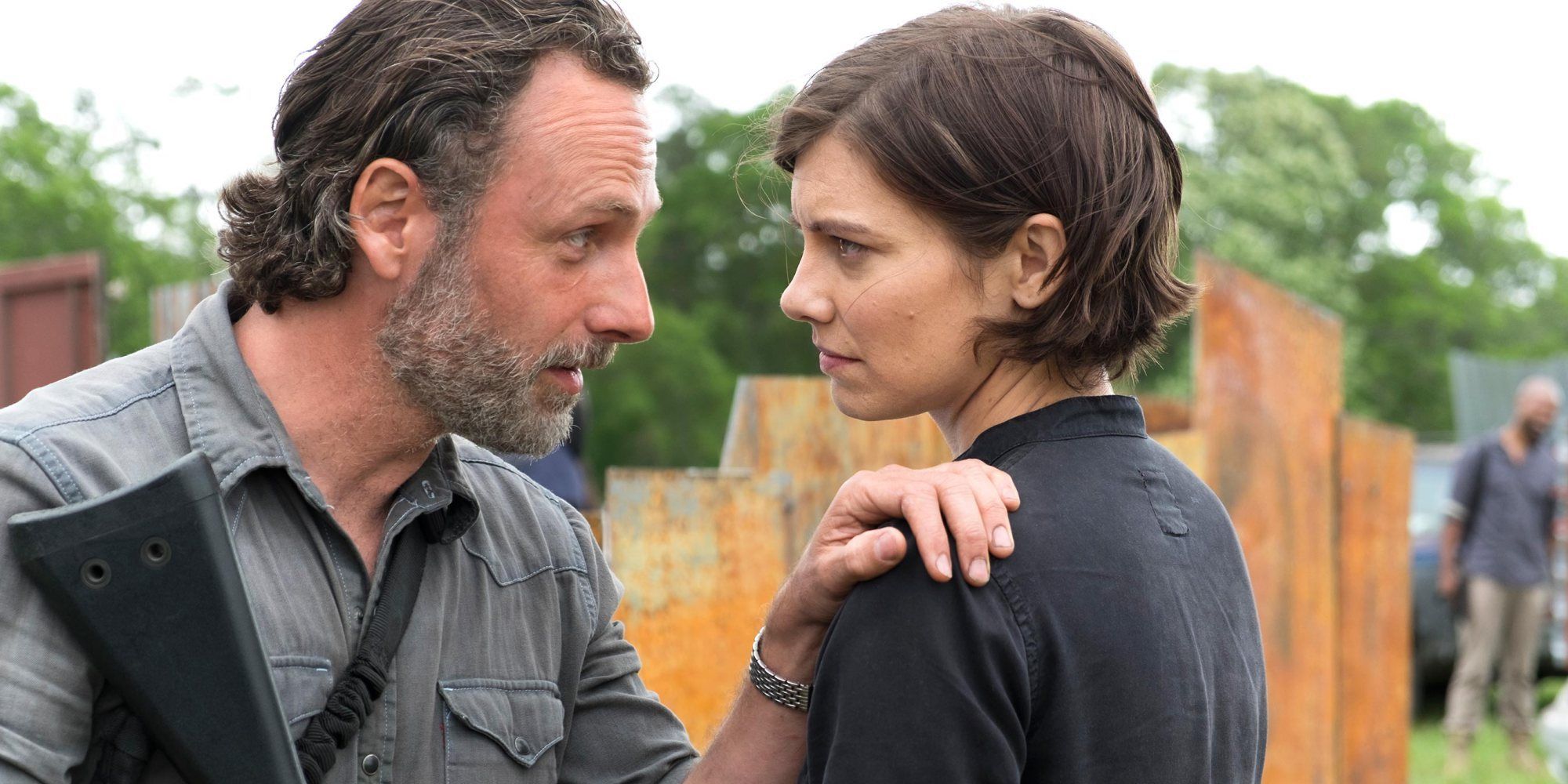 Rick (Andrew Lincoln) touching Maggie's (Lauren Cohan) shoulder in The Walking Dead season 8