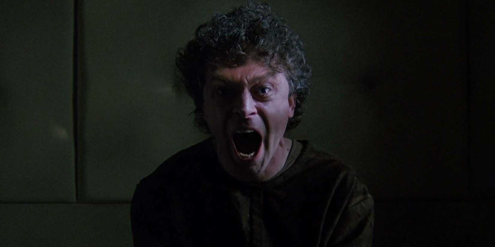 Brad Dourif gritando para a câmera