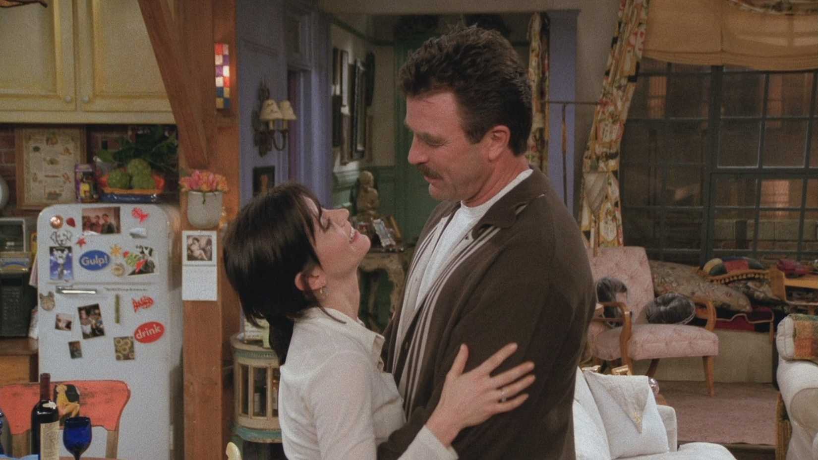 Monica e Richard em Friends.