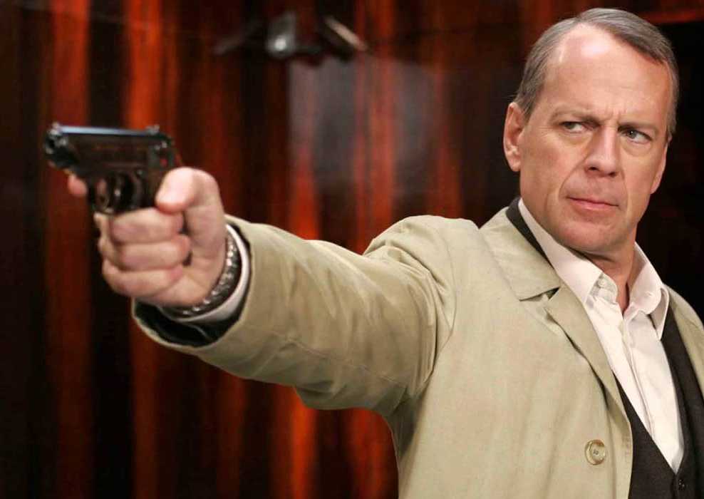 Bruce Willis as Mr. Goodkat pointing a gun in Lucky Number Slevin.