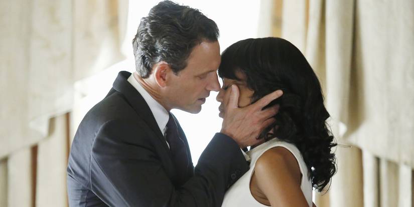 Tony Goldwyn and Kerry Washington as Fitzgerald Grant and Olivia Pope about to kiss in Scandal