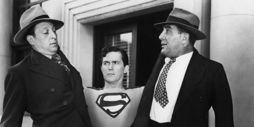 Superman segurando duas pessoas na série do Super -Homem