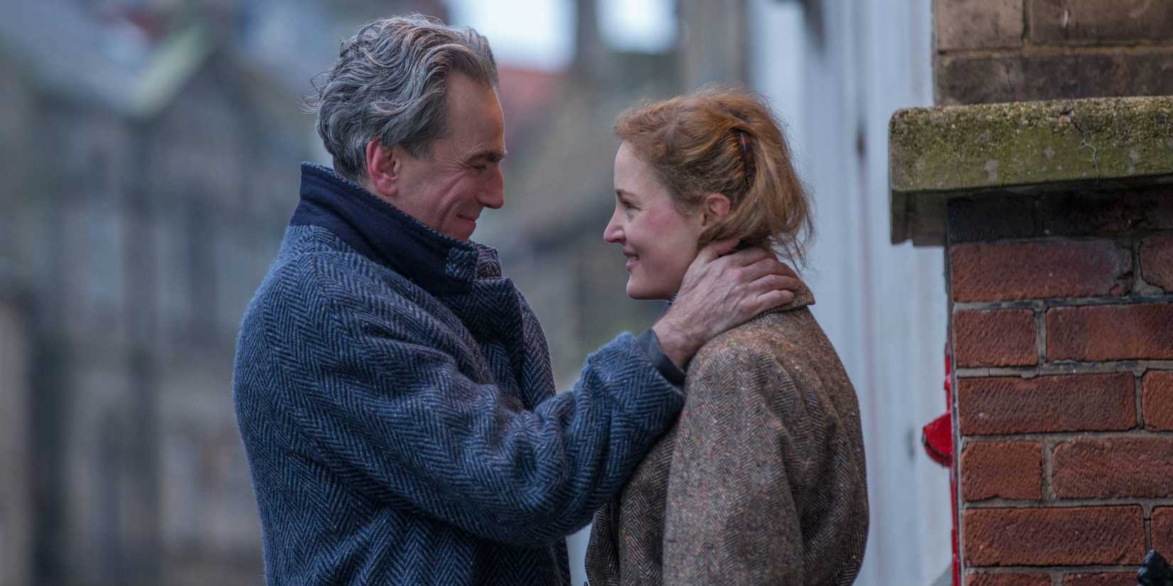 Reynolds dan Alma mengenakan mantel musim dingin di luar di Phantom Thread