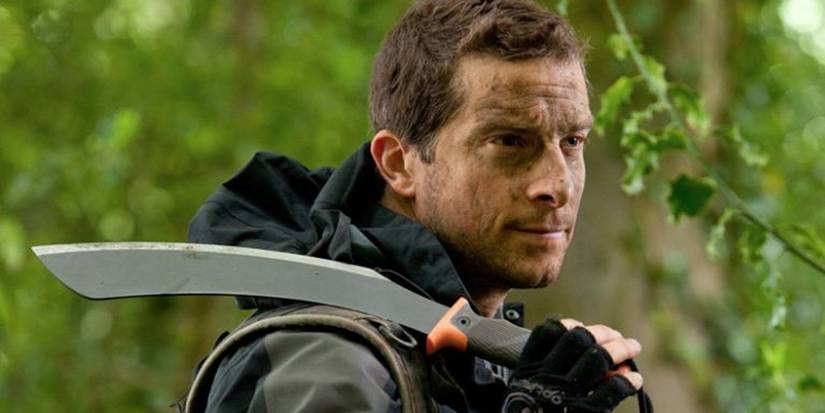 Bear Grylls de Man vs Wild com um facão